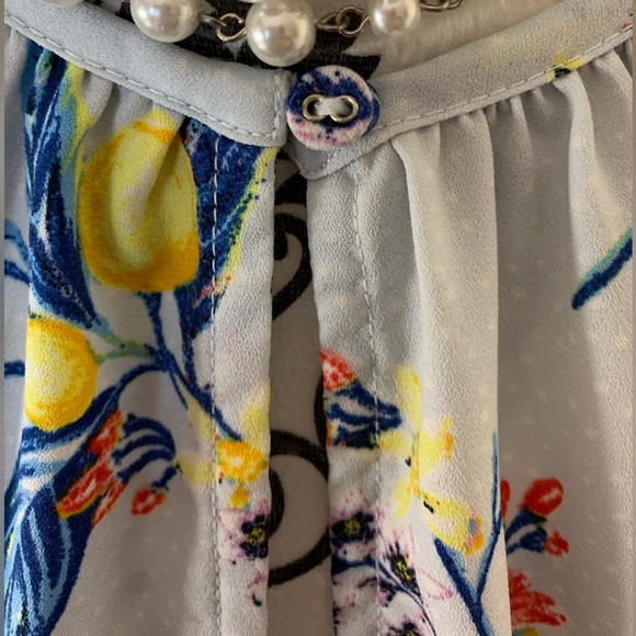 Kaari Blue Woman’s Floral Blouse, flutter sleeve, size Lg. - Picture 3 of 8
